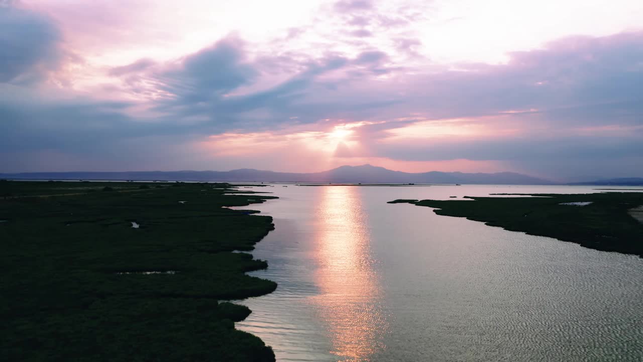 希腊阿西奥斯河三角洲湿地的日出。视频素材