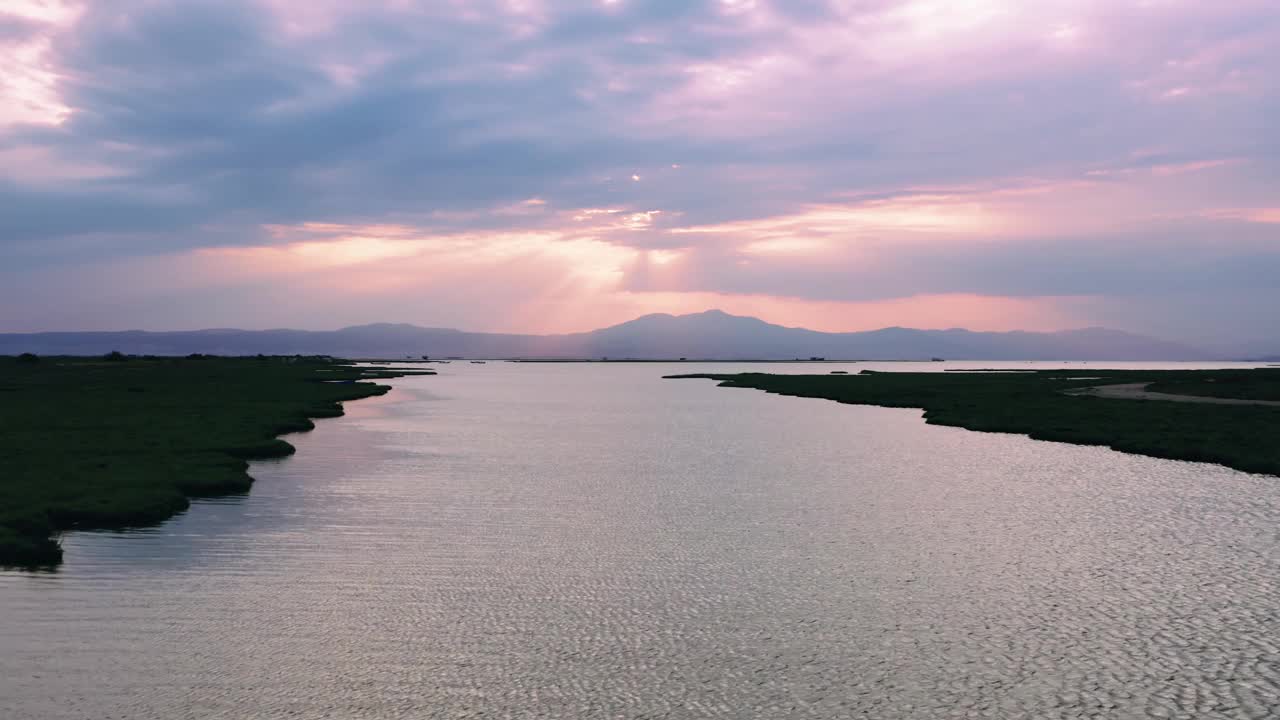 希腊阿西奥斯河三角洲湿地的日出。视频素材