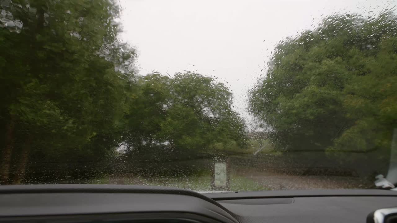 下雨天在森林道路上行驶的汽车视频素材