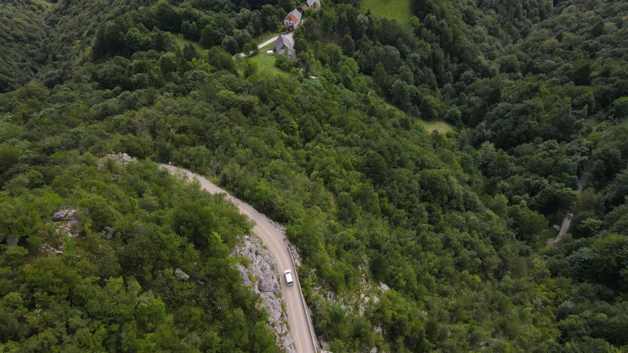 在山区的乡村公路上旅行视频素材