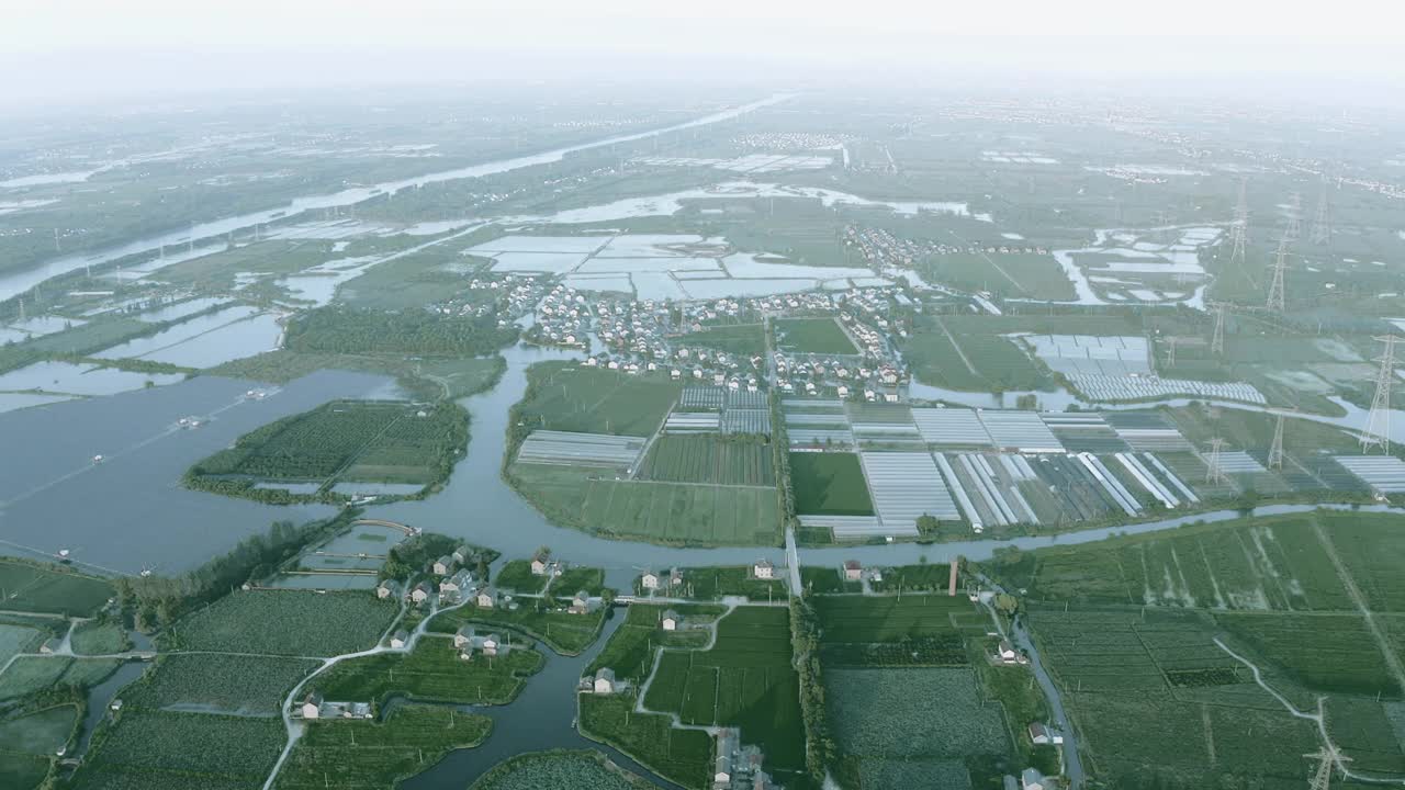 中国-太阳能电池板的农村城镇航拍视频视频素材