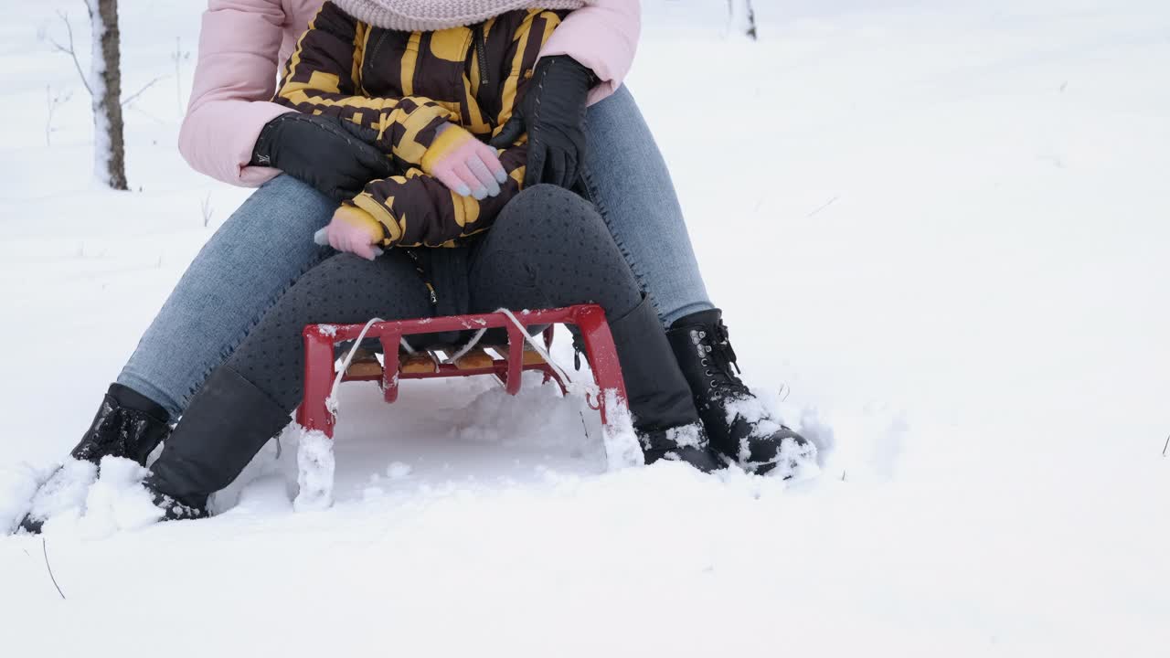 冬天的雪橇休闲。视频素材