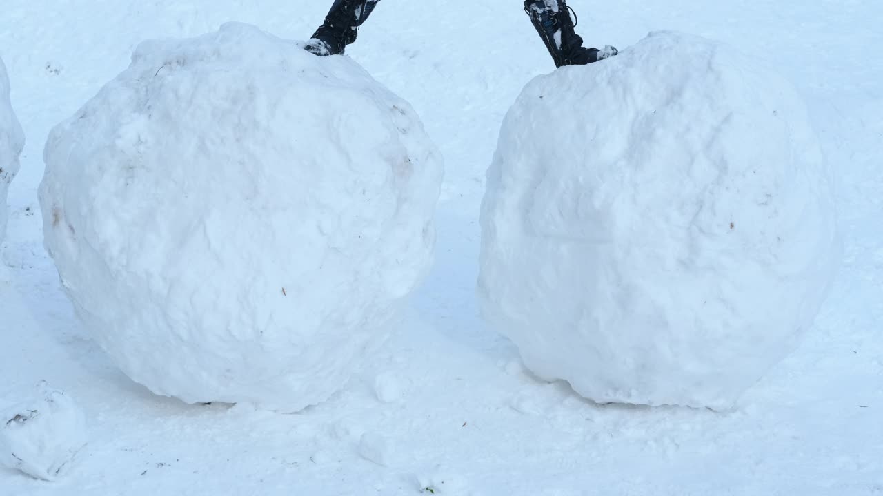 孩子在大雪球上。视频素材