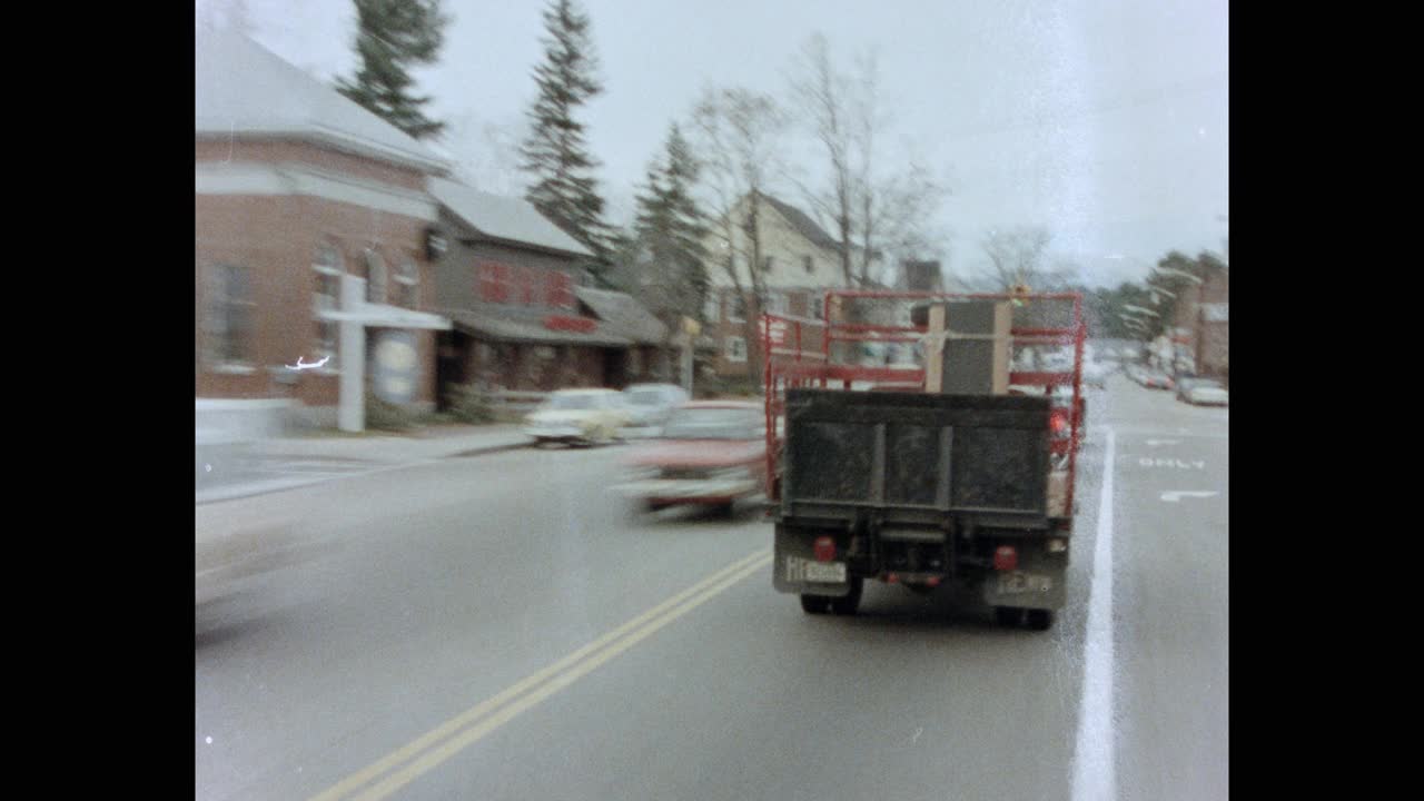 汽车行驶在高速公路上，穿过美国新罕布什尔州的居民区视频素材