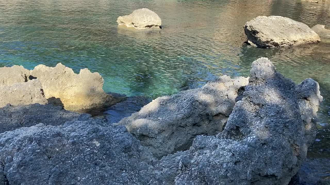 地中海的岩石海岸线。碧绿清澈的海水流淌。天堂湖。安静的地方放松，禅意，新鲜，夏天。视频素材