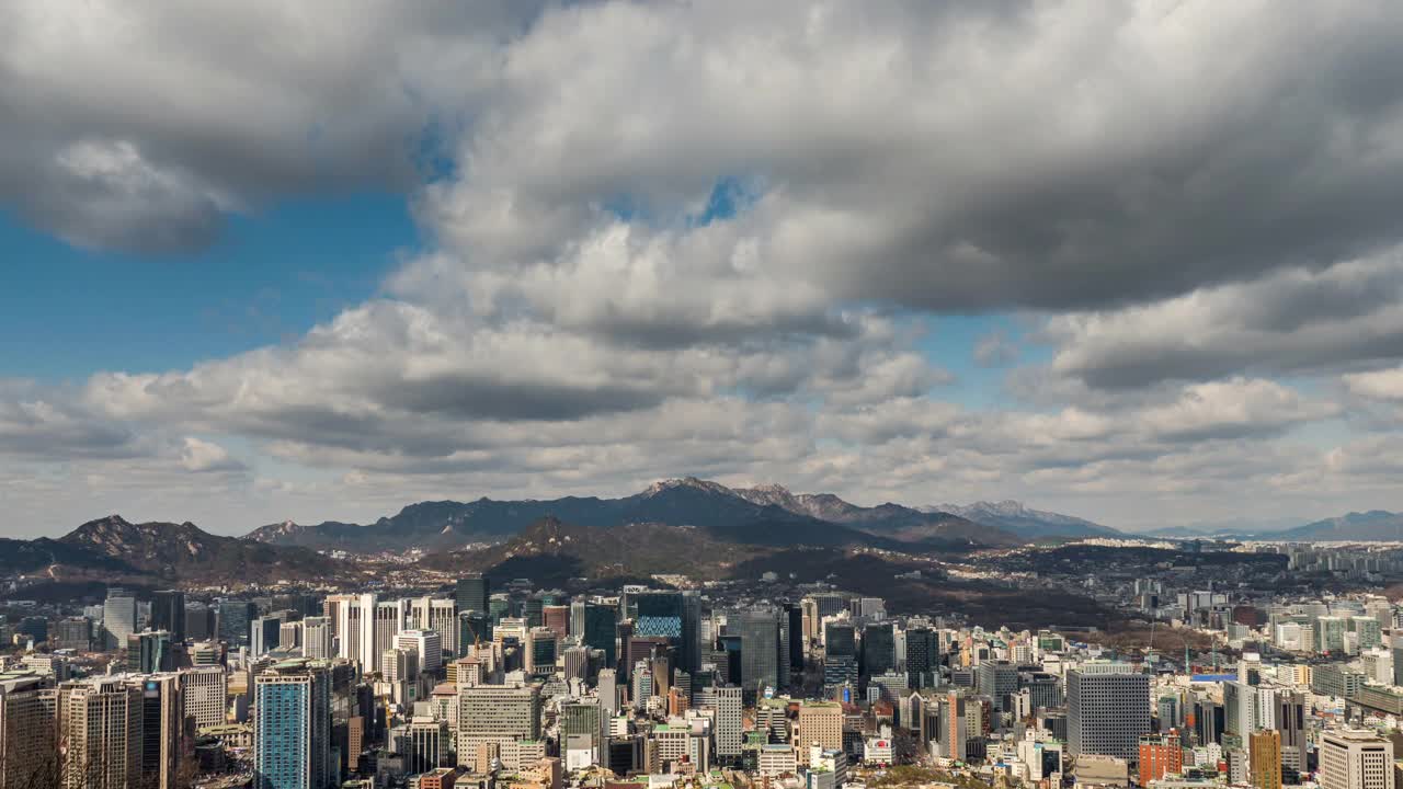 韩国首尔市中心/中区摩天大楼上空的云朵视频素材