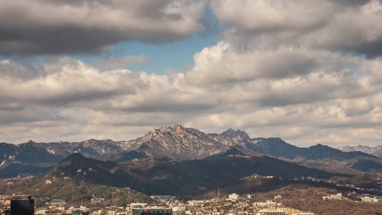 韩国首尔北汉山和北岳山附近的市中心上空的云朵视频素材