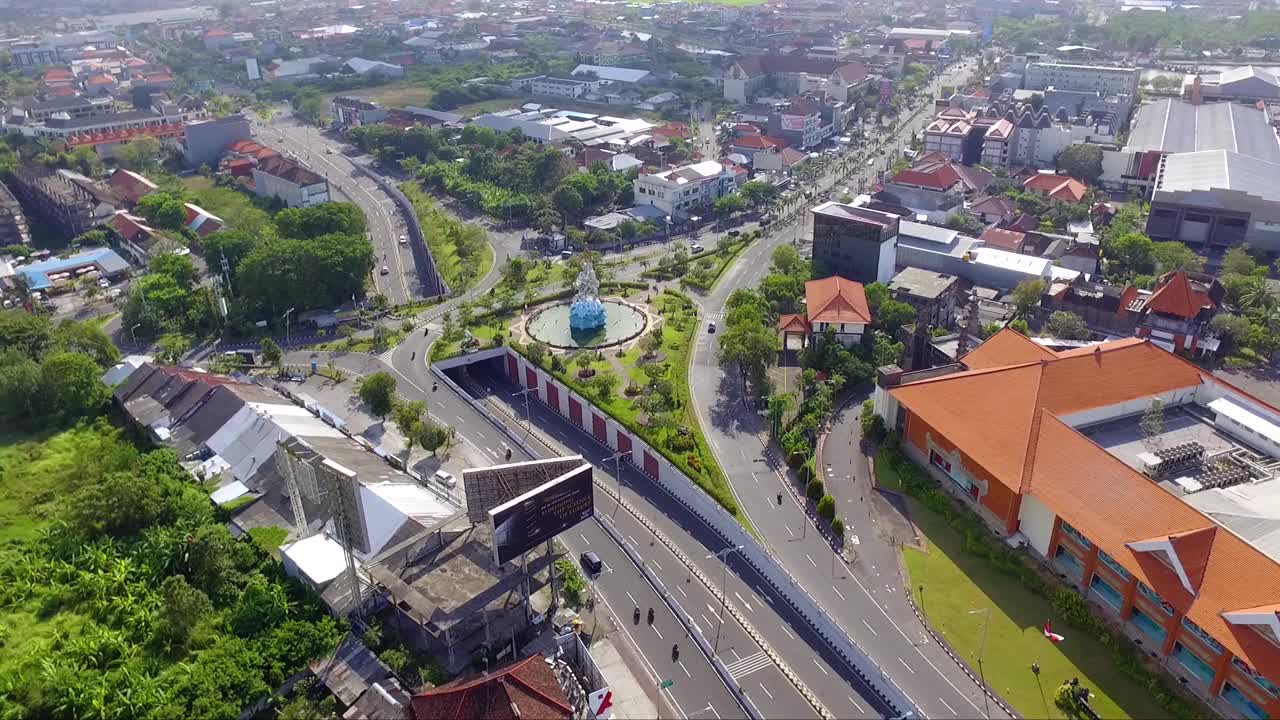 鸟瞰图从登巴萨城市道路，巴厘岛，印度尼西亚视频下载