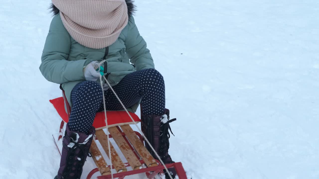 和家人一起坐雪橇。视频素材