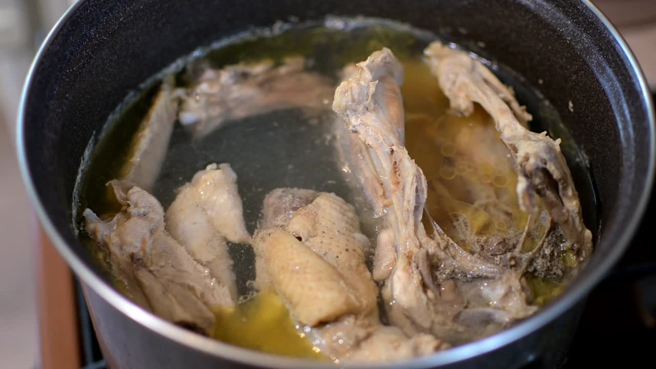 鸡肉在平底锅里煮，在肉汤中沸腾视频素材