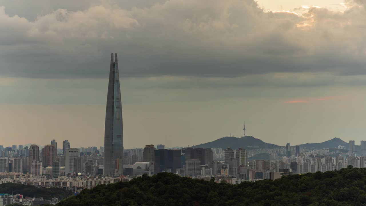 韩国首尔松坡区蚕室区乐天世界大厦和N首尔大厦周边的白天到晚上的风景视频素材