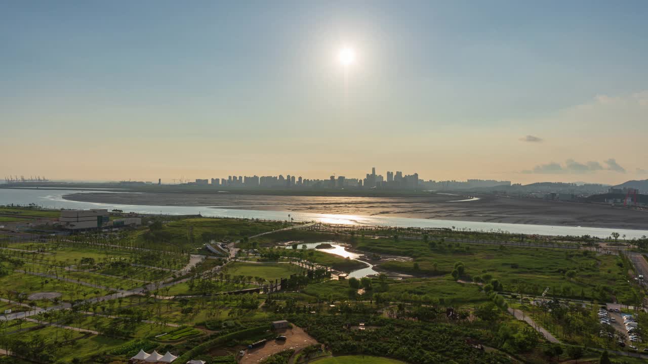 韩国京畿道始兴市白鹤新城市白鹤生命公园附近的市中心和松岛国际商务区的日落美景视频素材