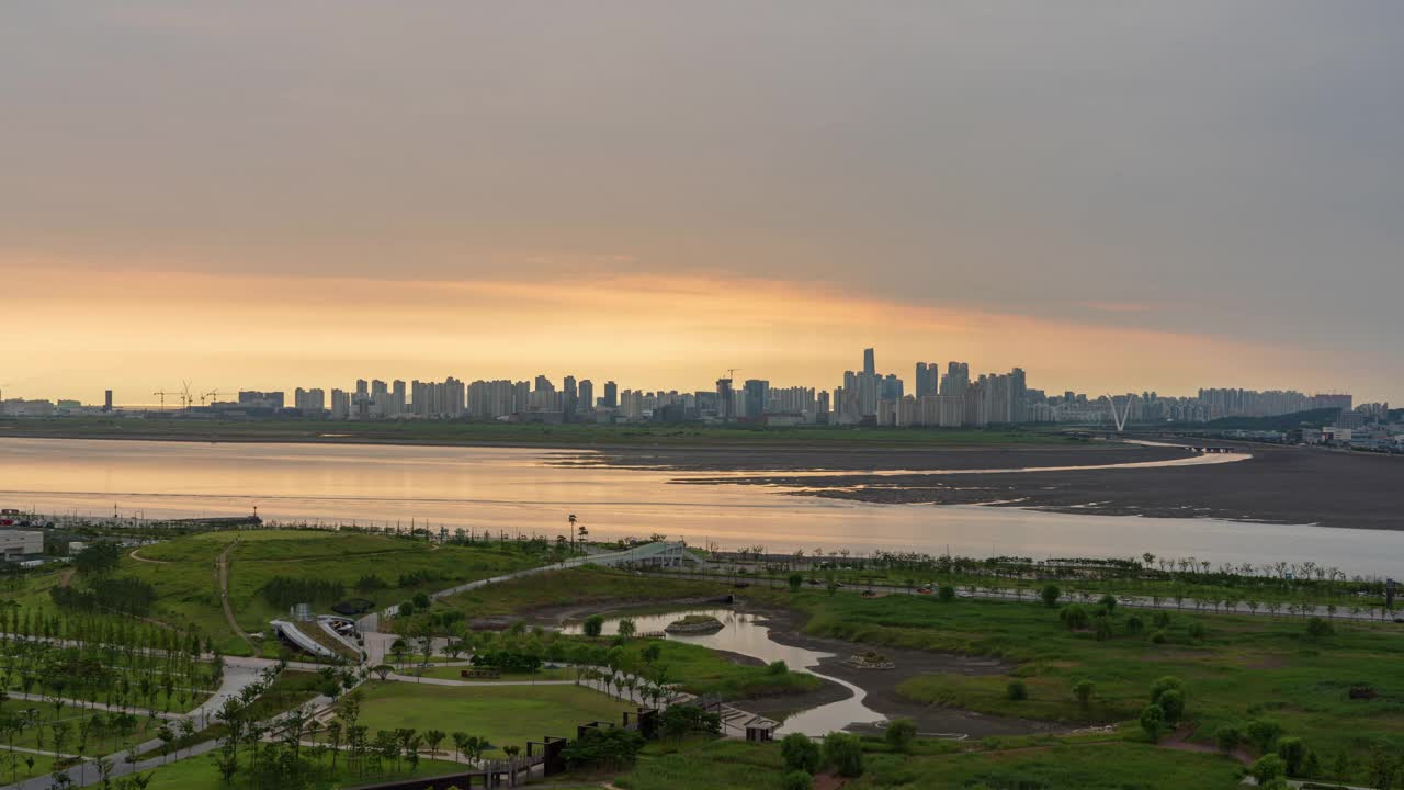 韩国京畿道始兴市白鹤新城市白鹤生命公园附近的市中心和松岛国际商务区的日落美景视频素材