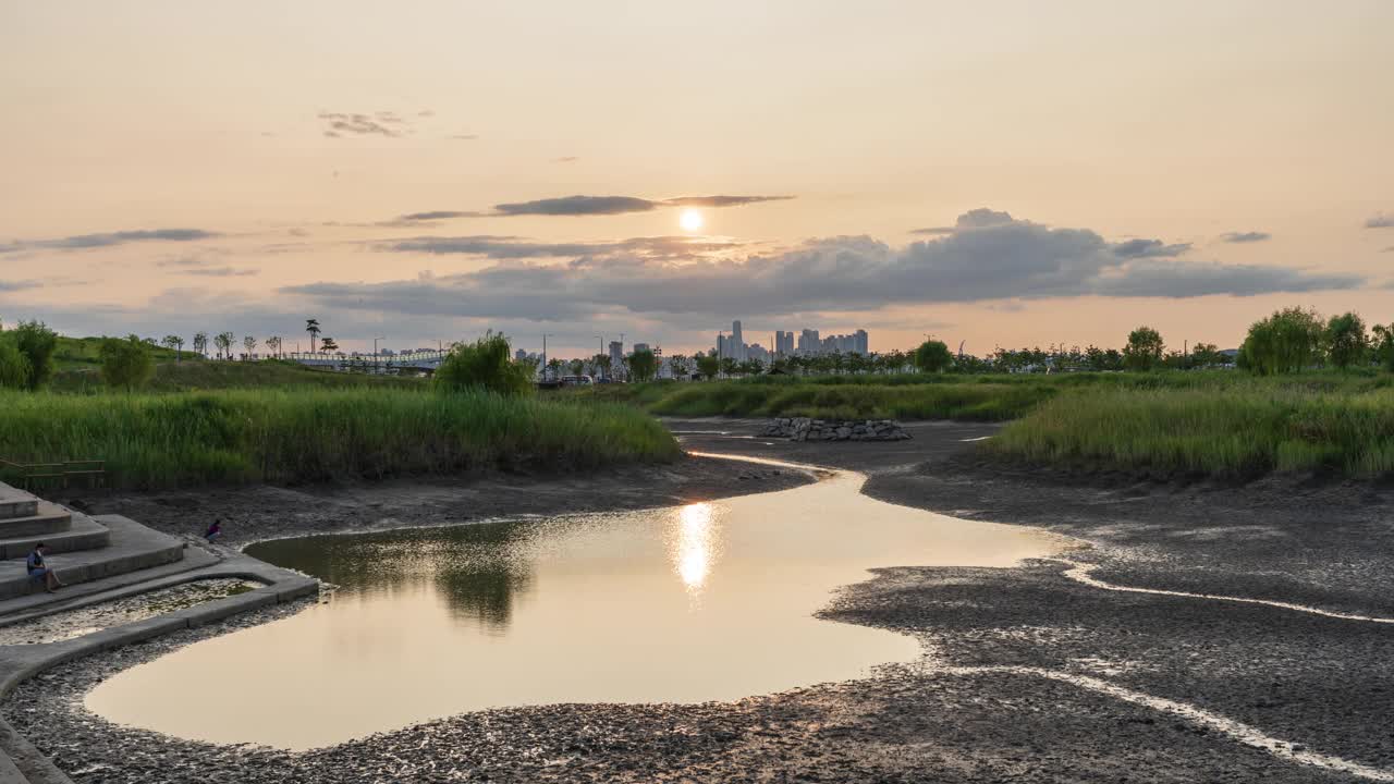 日落涨潮时，京畿道始兴市培果新城市培果生命公园的昼夜景色视频素材