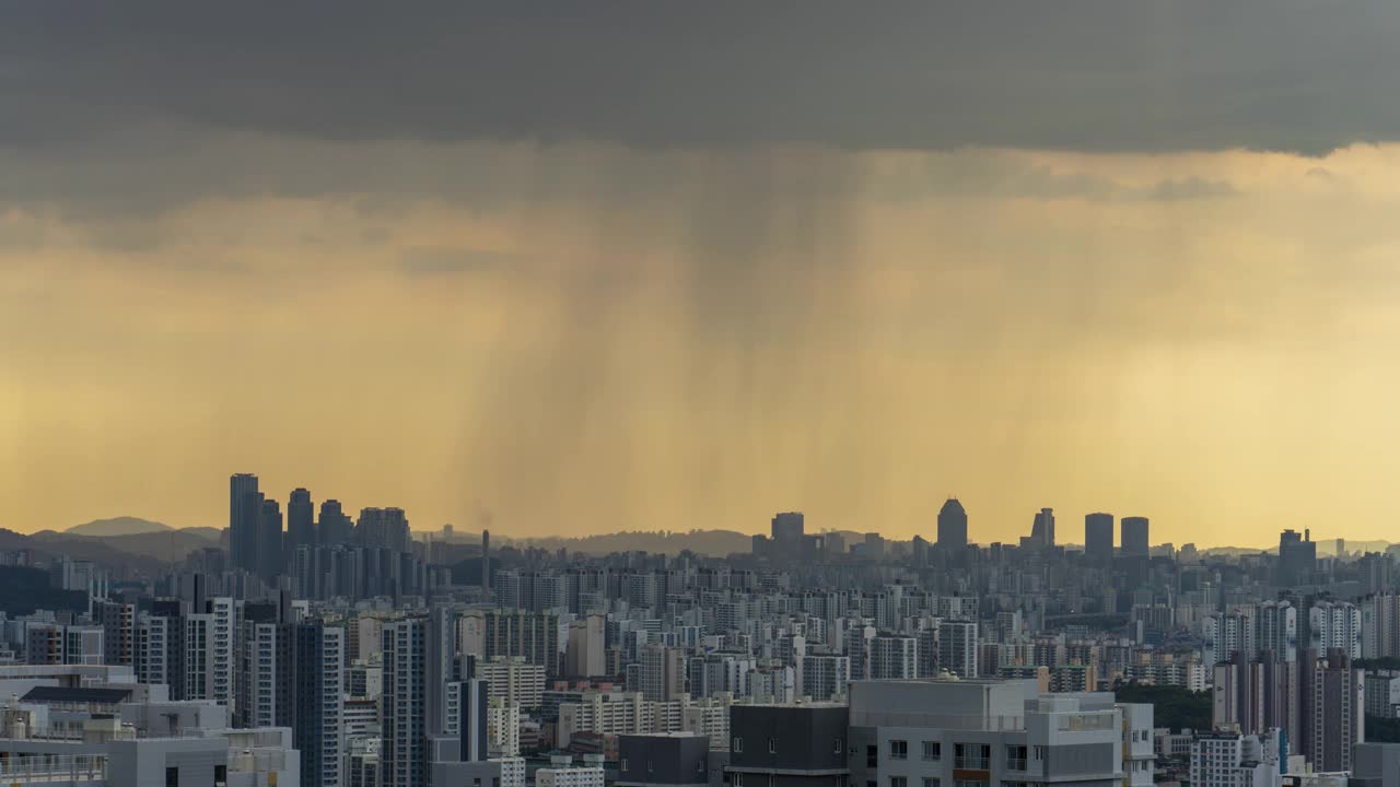 白天下暴雨的首尔江南区公寓、摩天大楼、Tower Palace(高层公寓)、江南金融中心周边的市中心景观视频素材