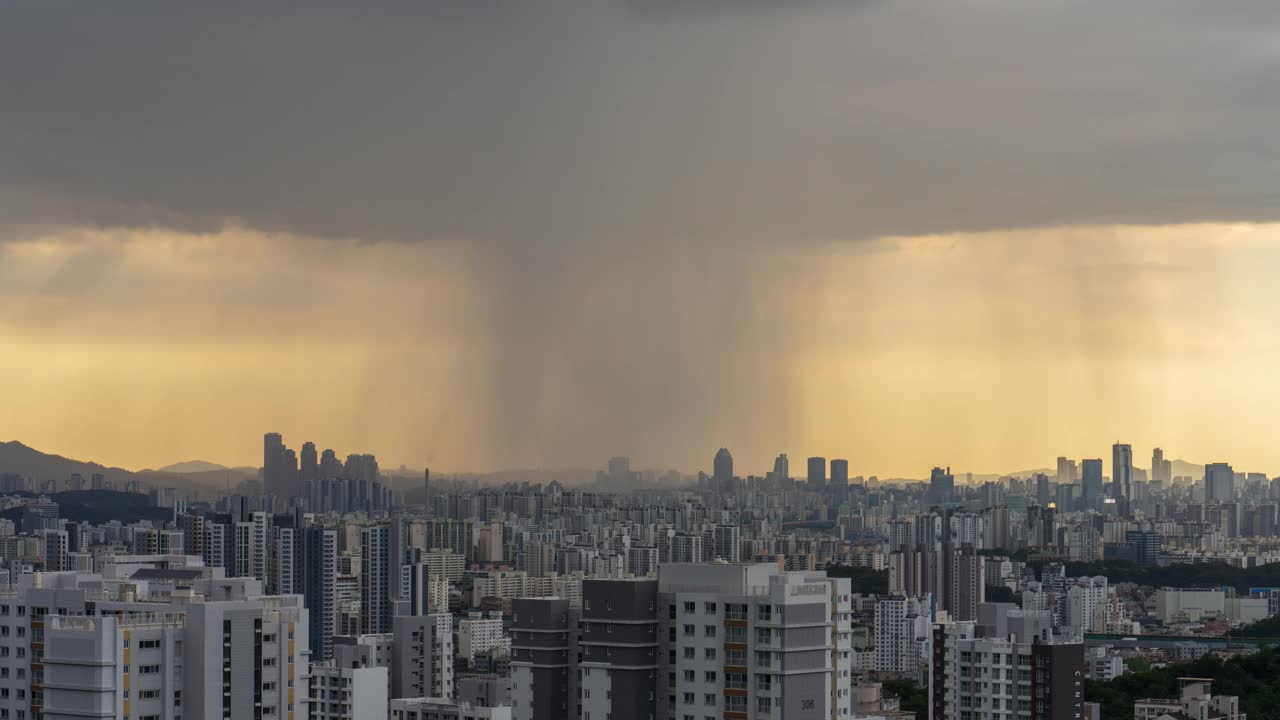 白天下暴雨的首尔江南区公寓、摩天大楼、Tower Palace(高层公寓)、江南金融中心、世界贸易中心周围的市中心景观视频素材