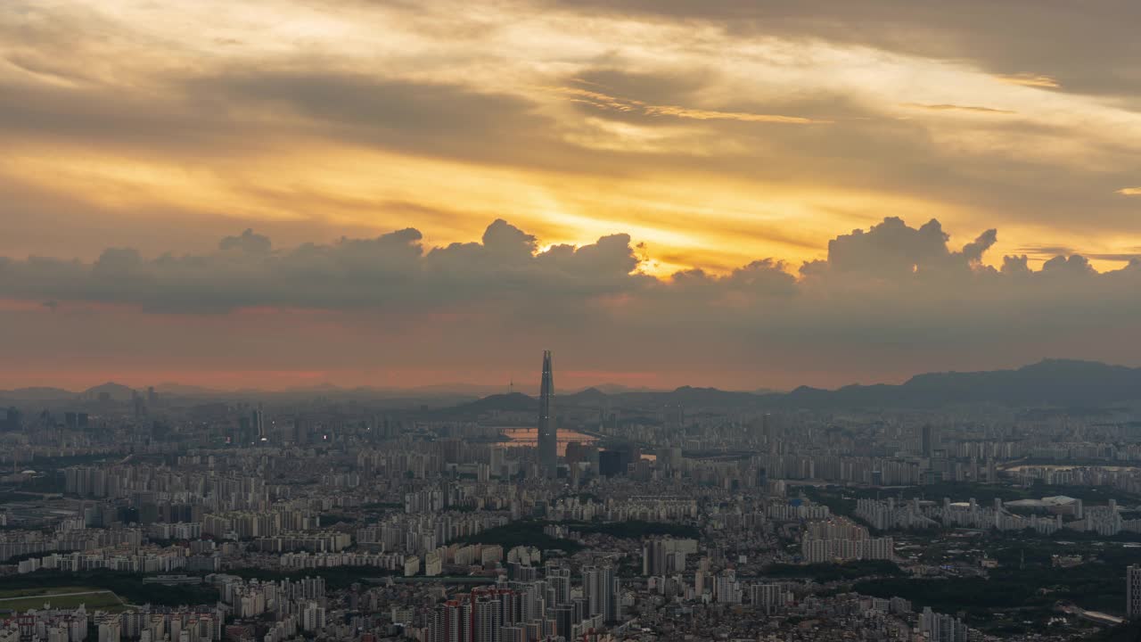 白天从首尔松坡区南汉山城俯瞰的蚕室区乐天世界大厦周围的市中心视频素材