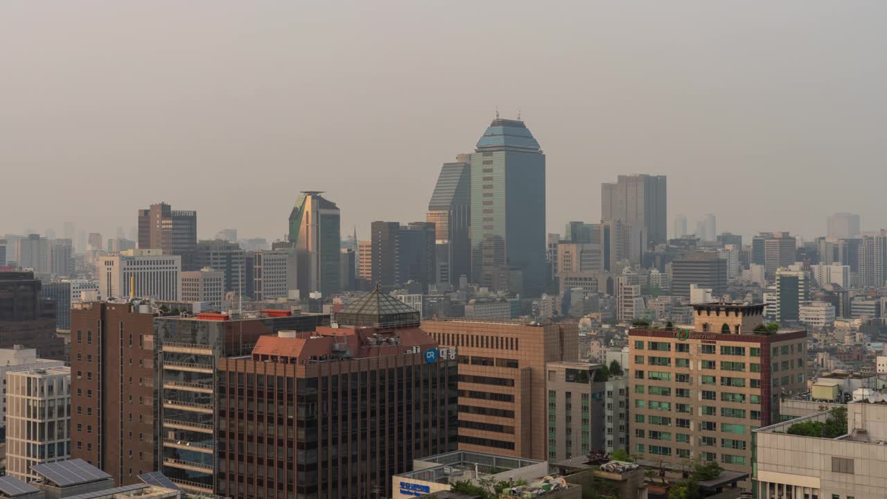 首尔江南区驿三区江南金融中心和市中心摩天大楼的夜景视频素材