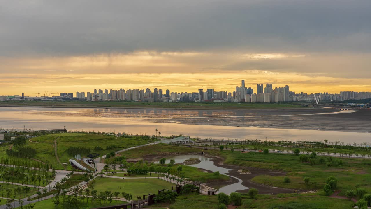 韩国京畿道始兴市白鹤新城市白鹤生命公园附近的市中心和松岛国际商务区的日落美景视频素材