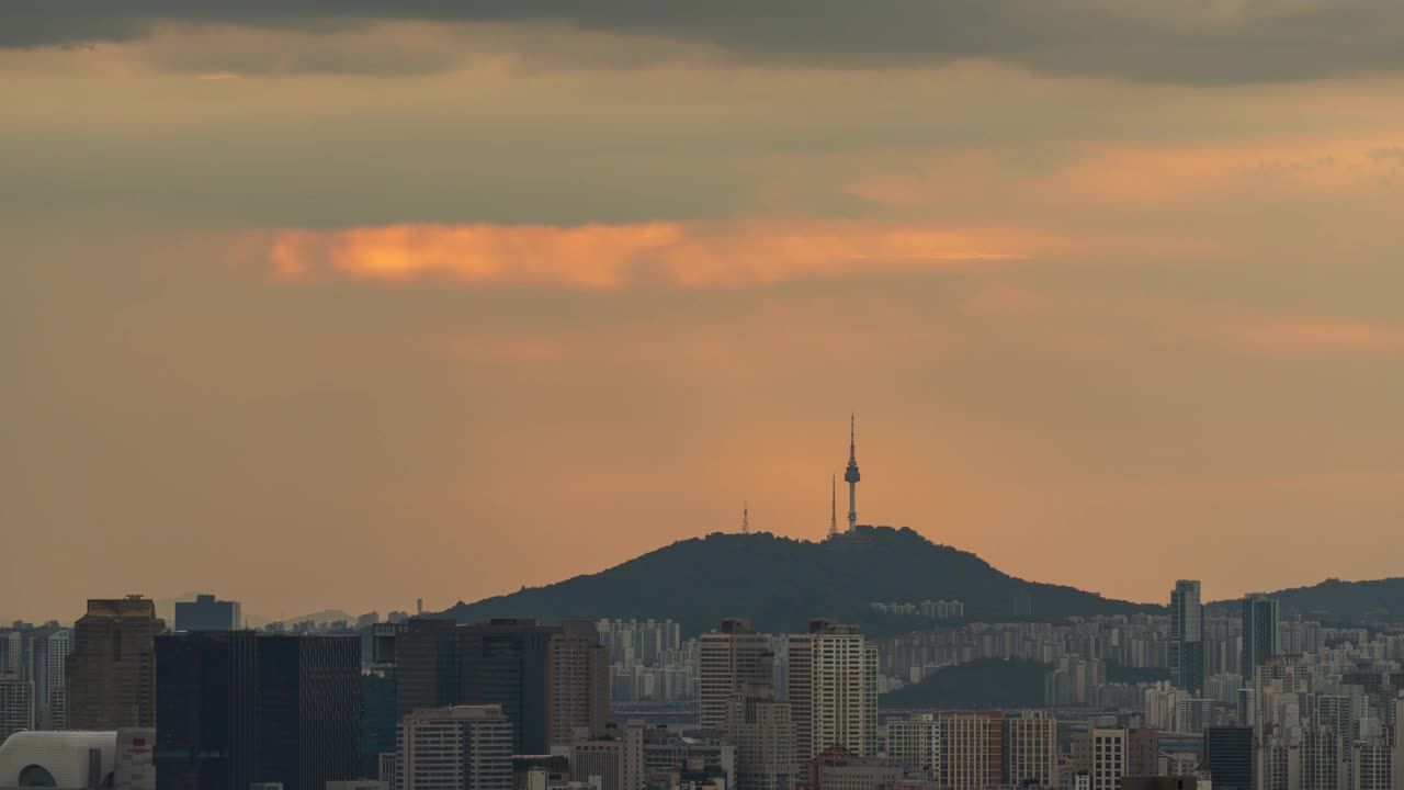 首尔松坡区蚕室区“N首尔塔”和摩天大楼周围的市中心景色视频素材