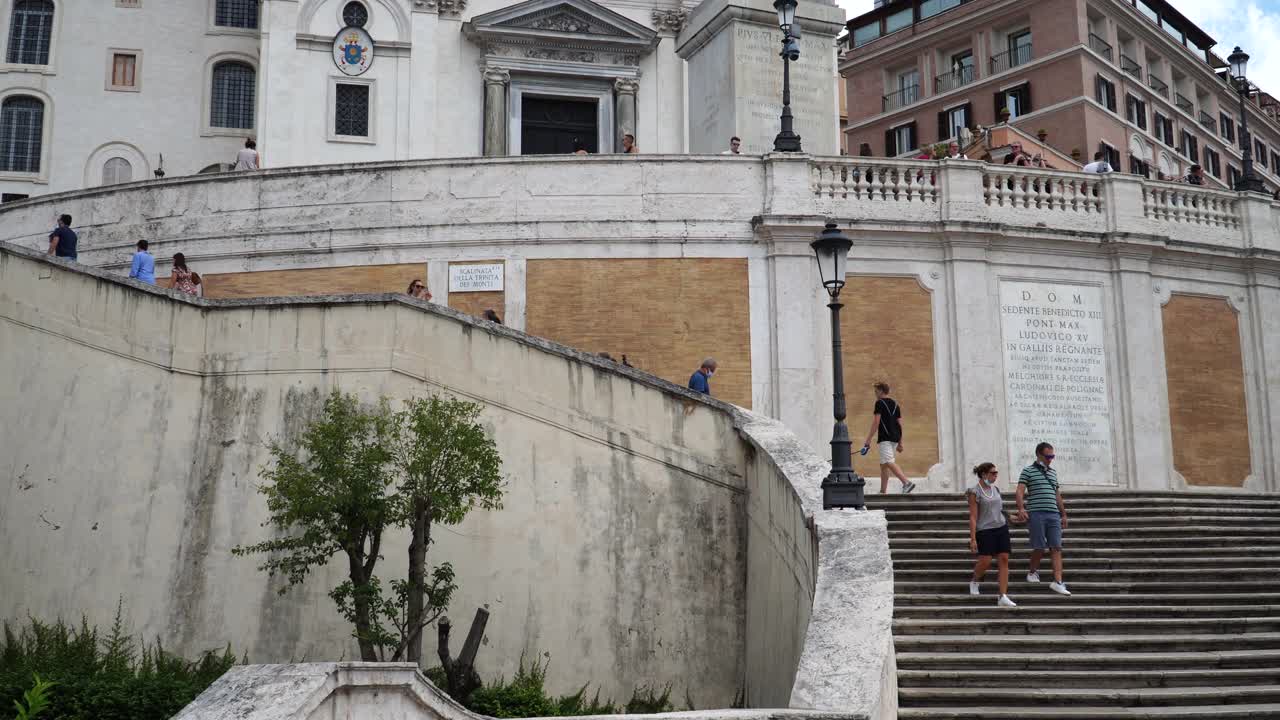 圣三一教堂(Church of the Santissima Trinita dei Monti)、萨卢斯提诺教堂(Obelisco Sallustiano)和西班牙台阶靠近西班牙广场(Piazza di Spagna)。罗马,意大利视频素材