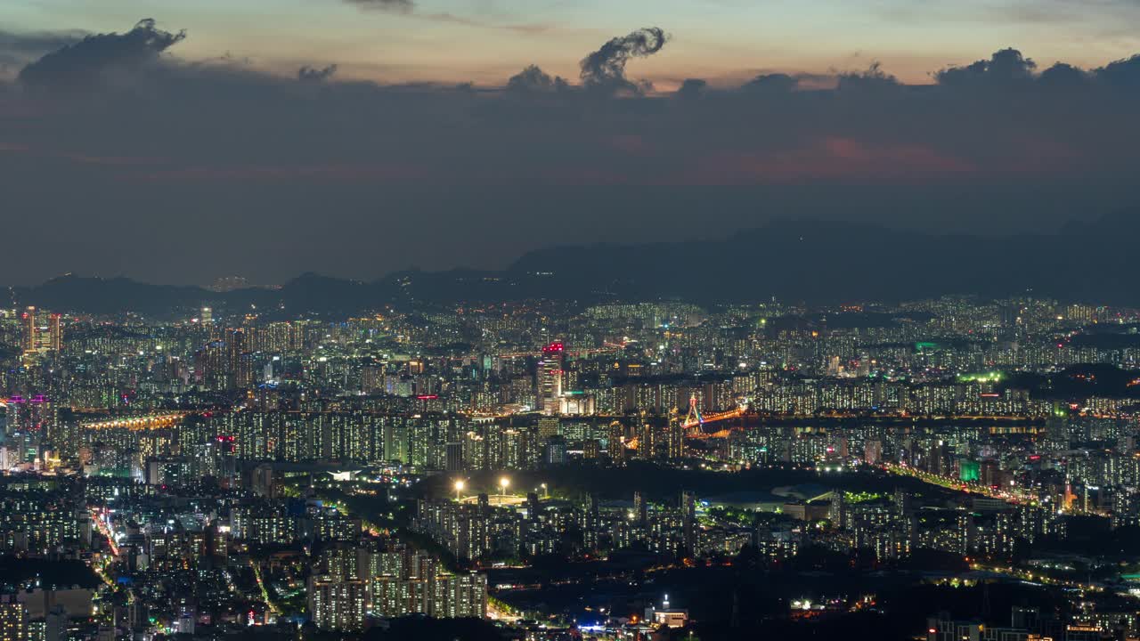 汉江/松坡区、广津区附近的市中心上空的夜景视频素材