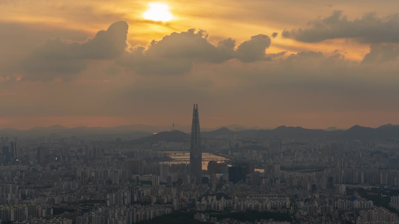 白天从首尔松坡区南汉山城俯瞰的蚕室区乐天世界大厦周围的市中心视频素材