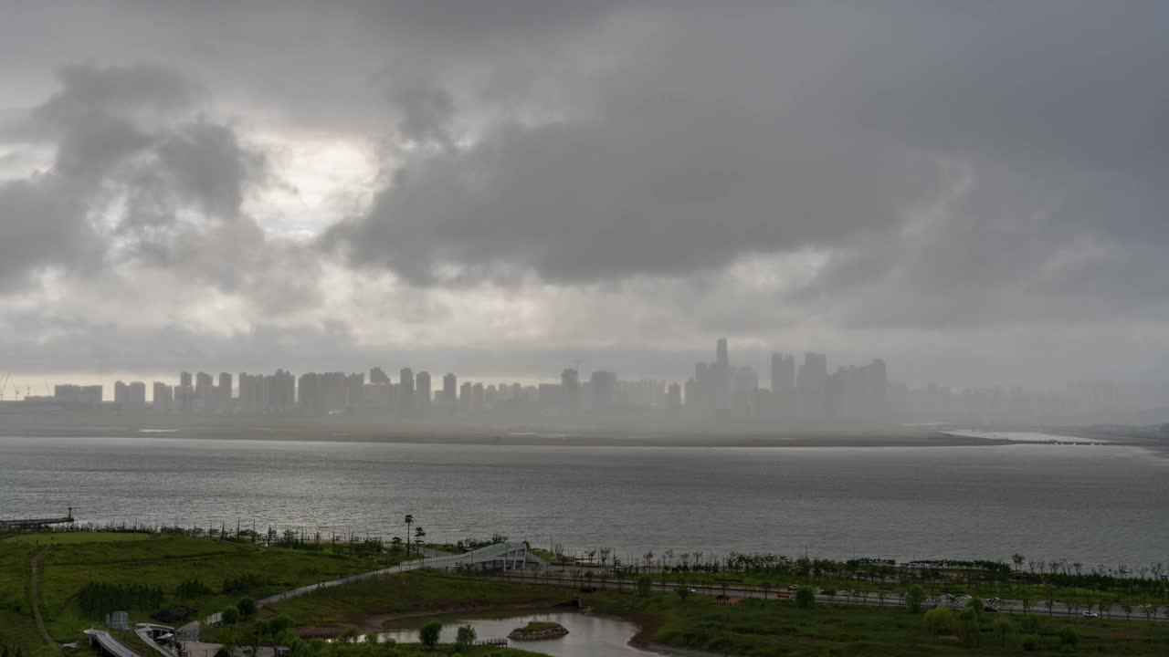 白天有台风和阵雨的培果新城市培果生命公园和松岛国际商圈附近的市中心景观/京畿始兴市视频素材