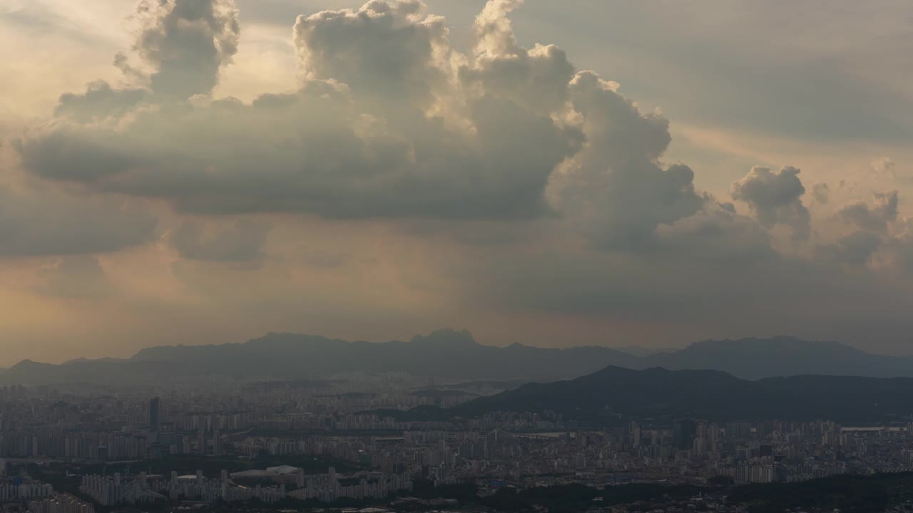 白天，汉江附近的蚕室一带、首尔松坡区广津区上空的云朵视频素材