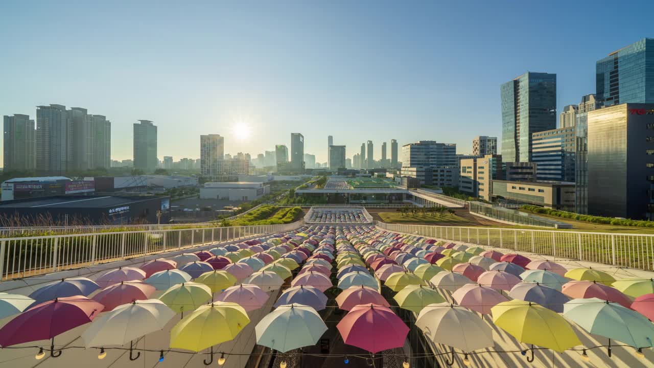 韩国仁川延寿区，日落时分，松岛国际商圈三街(Multi shopping mall)周边的市中心白天到晚上的风景视频素材