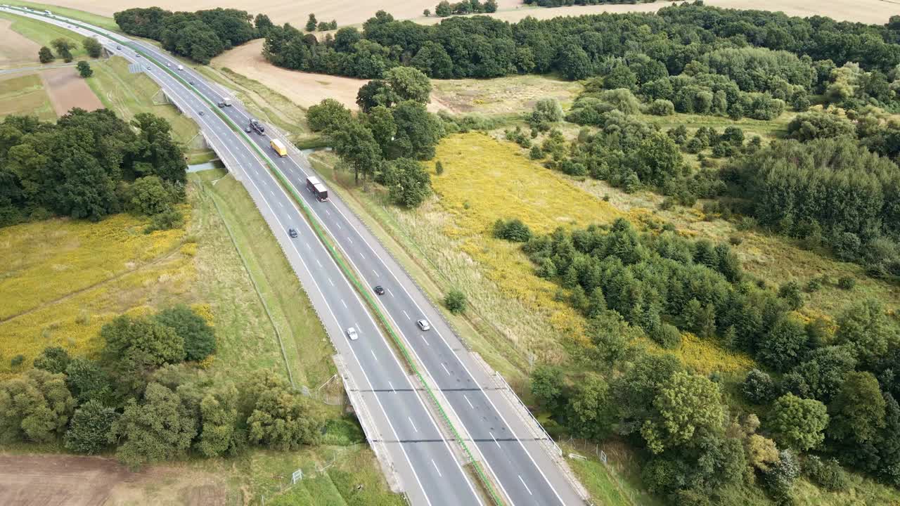 公路交通。汽车在路上行驶，无人机视野视频素材