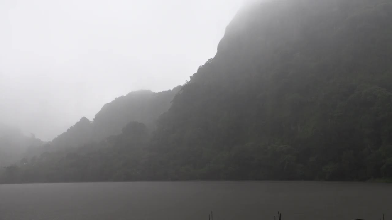 灰色的山和湖，雨的阴霾(黑暗，恐怖和紧张的气氛)视频下载