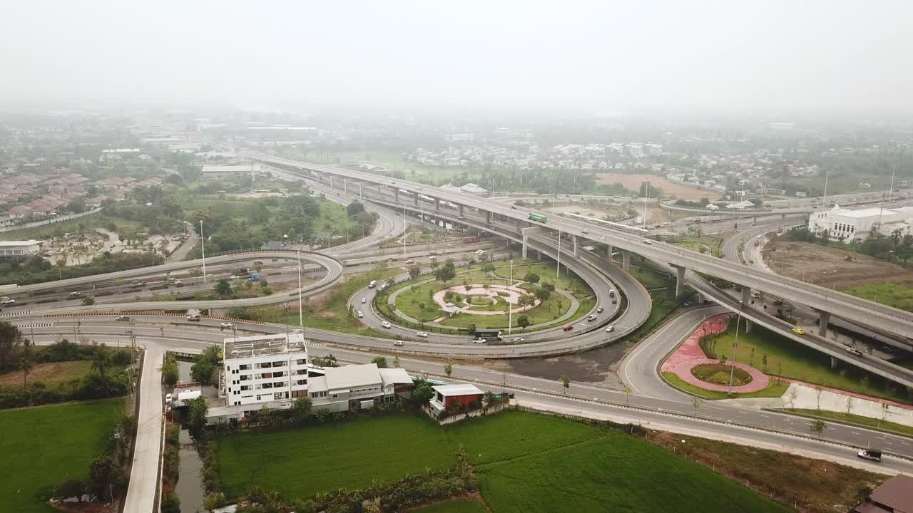 十字路口公路鸟瞰图视频素材