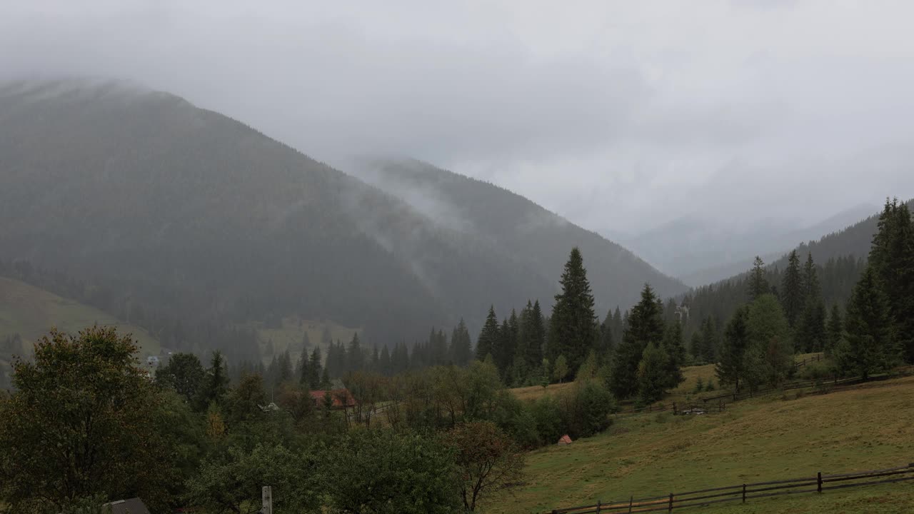 云朵在乌克兰喀尔巴阡山脉的山丘上移动，时间流逝，夏季山脉的自然景观视频素材