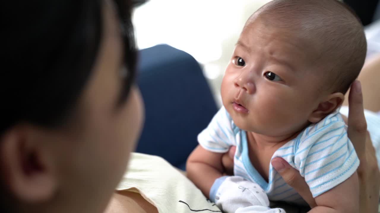 亚洲宝宝躺在妈妈的胸前视频素材