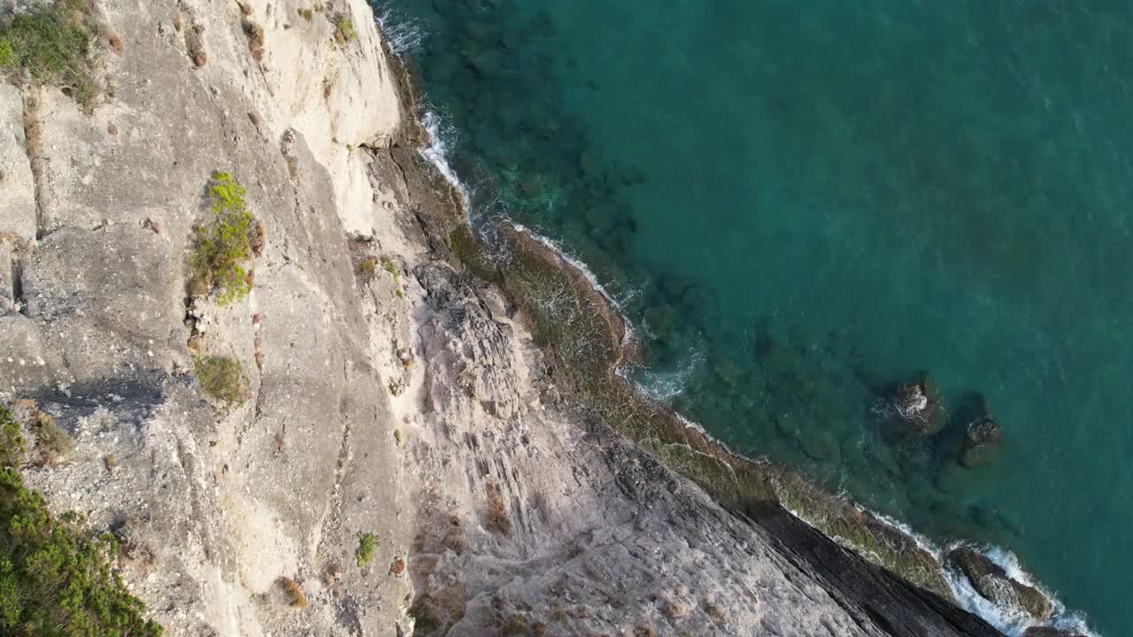 西科孚海岸与大海和陡峭的悬崖，希腊。视频下载