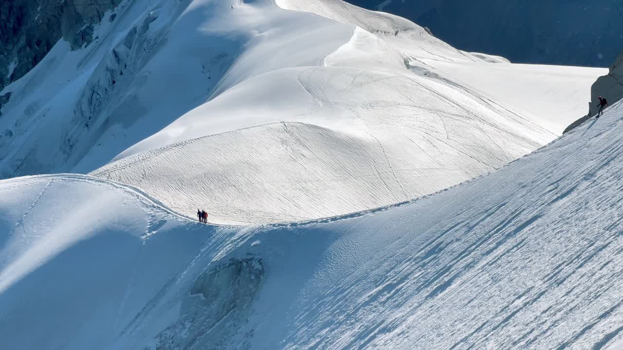 4K法国阿尔卑斯山峰全景图，绳索队在海拔3842米的雪坡上下降，登山者的轮廓。自然美和极端的人的活动理念视频素材