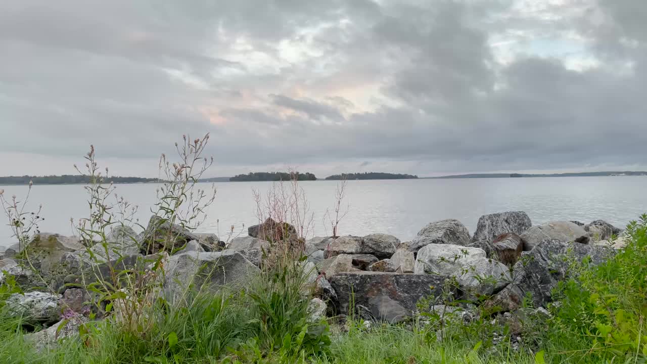 美丽宁静的风景和瑞典平静的湖水视频素材