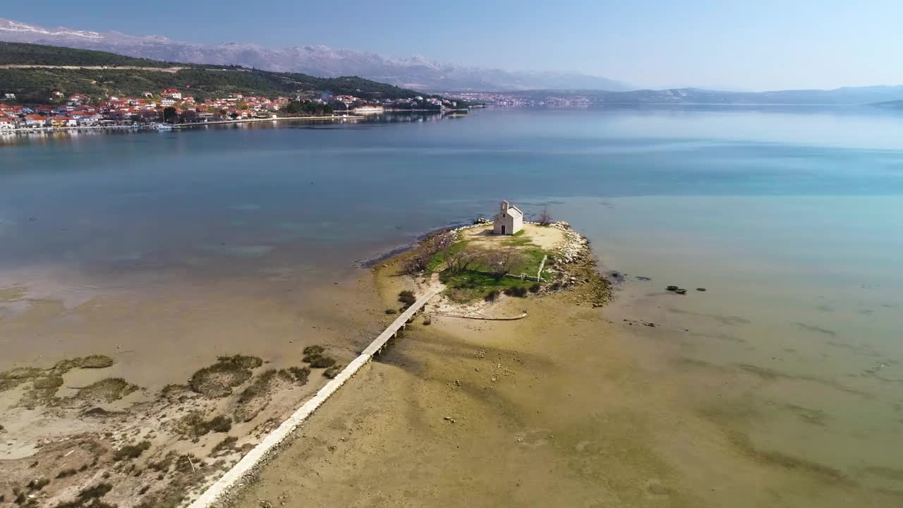 克罗地亚达尔马提亚地区海滨小镇波塞达耶和小岛教堂鸟瞰图视频素材