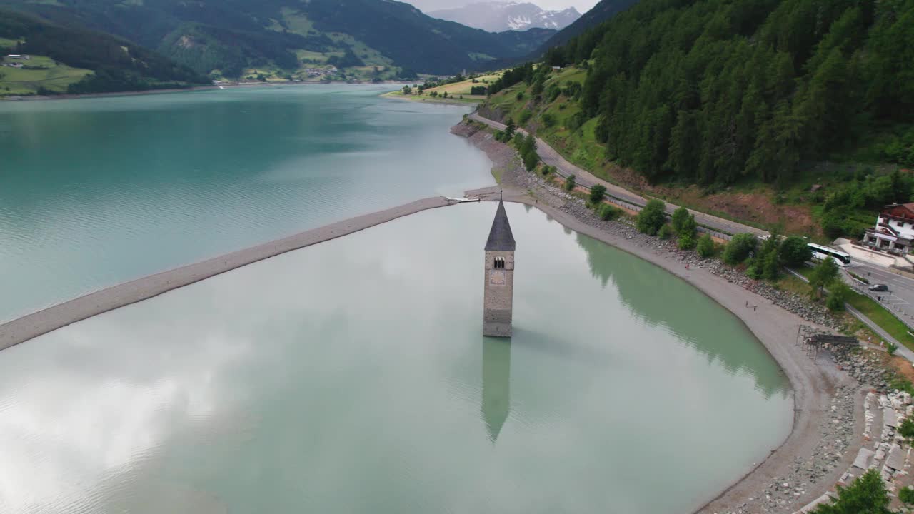 意大利南蒂罗尔地区，雷岑湖高山景观鸟瞰图，格劳恩文施高的水下钟楼视频素材