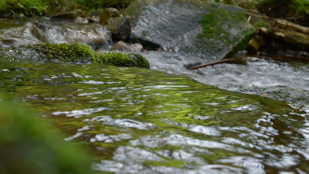 特写的复古皮革远足靴徒步旅行者滚动山溪视频素材