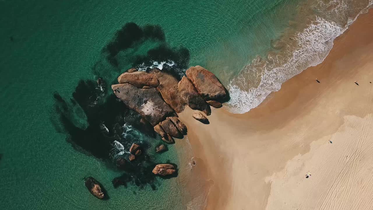 空中拍摄的澳大利亚空海滩与蓝绿色的海水视频素材