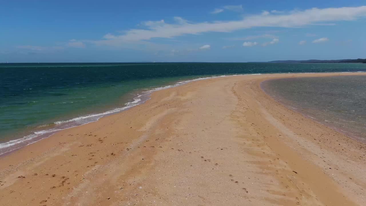 空中拍摄的澳大利亚空海滩与蓝绿色的海水视频素材