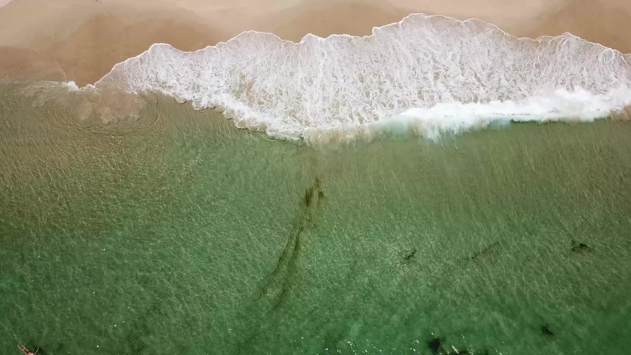 空中拍摄的澳大利亚空海滩与蓝绿色的海水视频素材