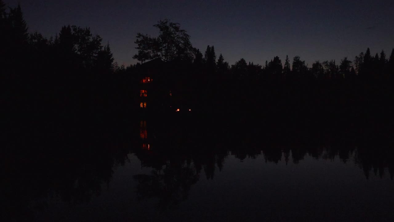 夏夜湖畔豪华木屋视频素材