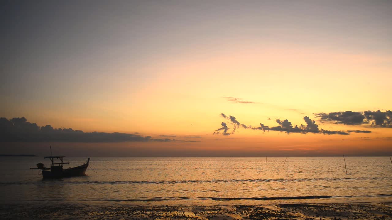 海滩上美丽的日落视频下载