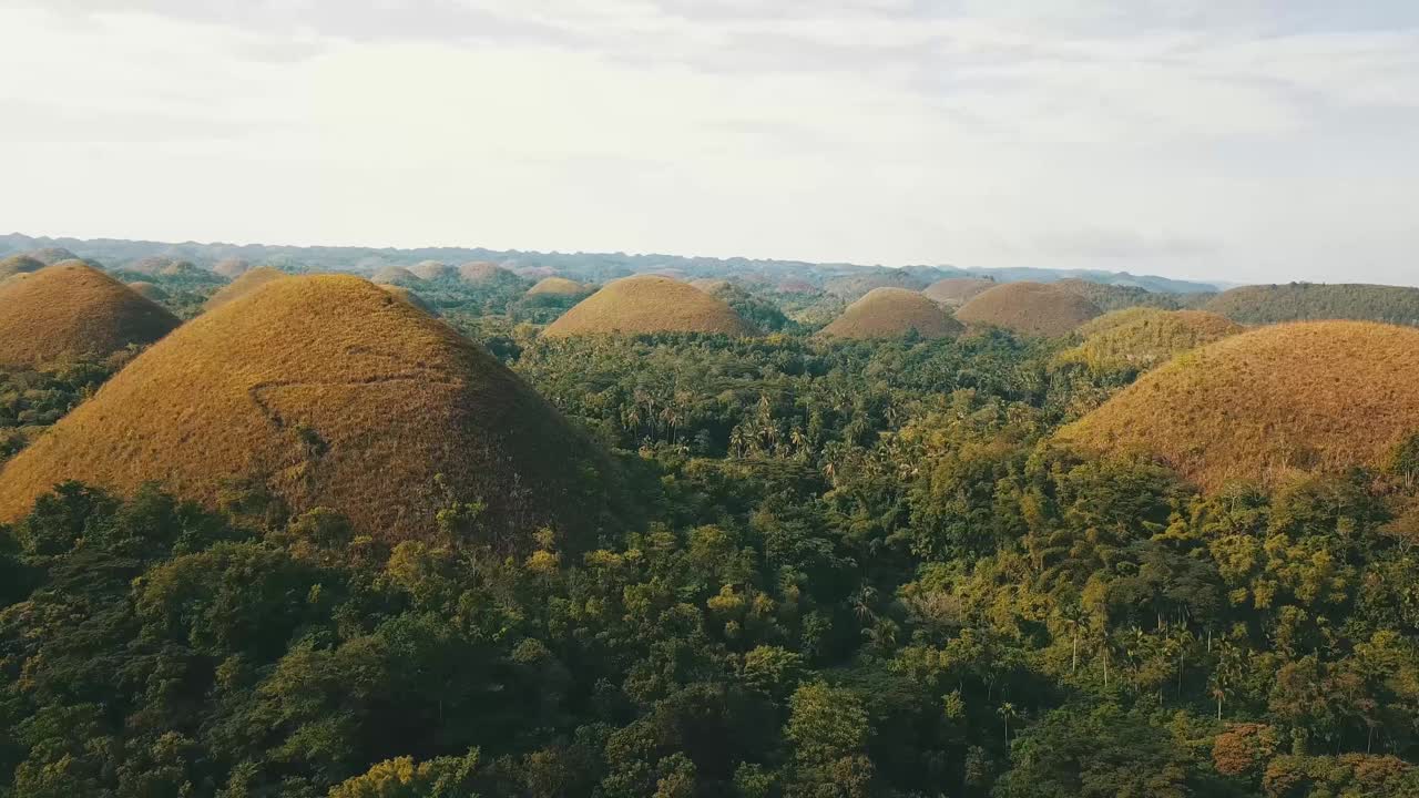 从空中拍摄的菲律宾巧克力山视频素材