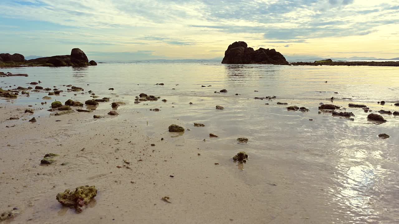 美丽的沙滩和海浪与蓝天和白云的背景。视频素材