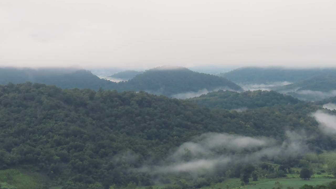 晨雾笼罩着山谷的群山视频素材