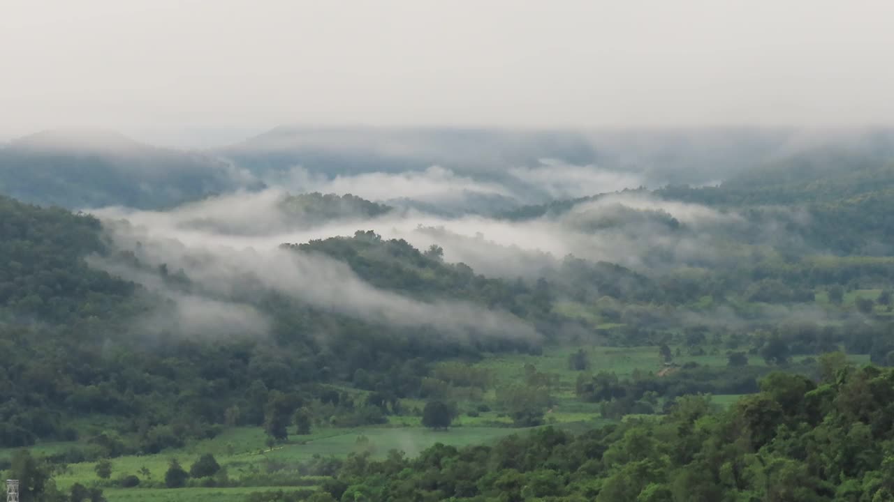 晨雾笼罩着山谷的群山视频素材